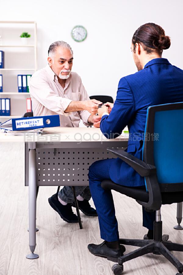 給老人提退休建議的財務顧問 專業財務咨詢的關鍵角色